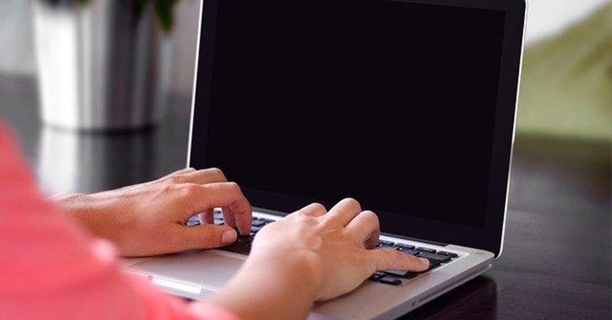O notebook liga, mas a tela continua escura
